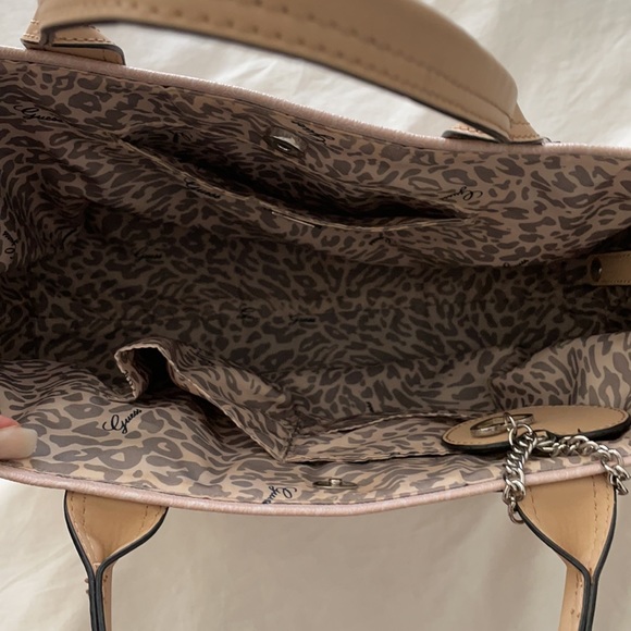 Light pink guess purse - Picture 2 of 3